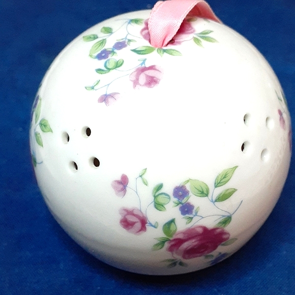 Vintage Porcelain Floral Design Potpourri Balls x 2 - Picture 2 of 5